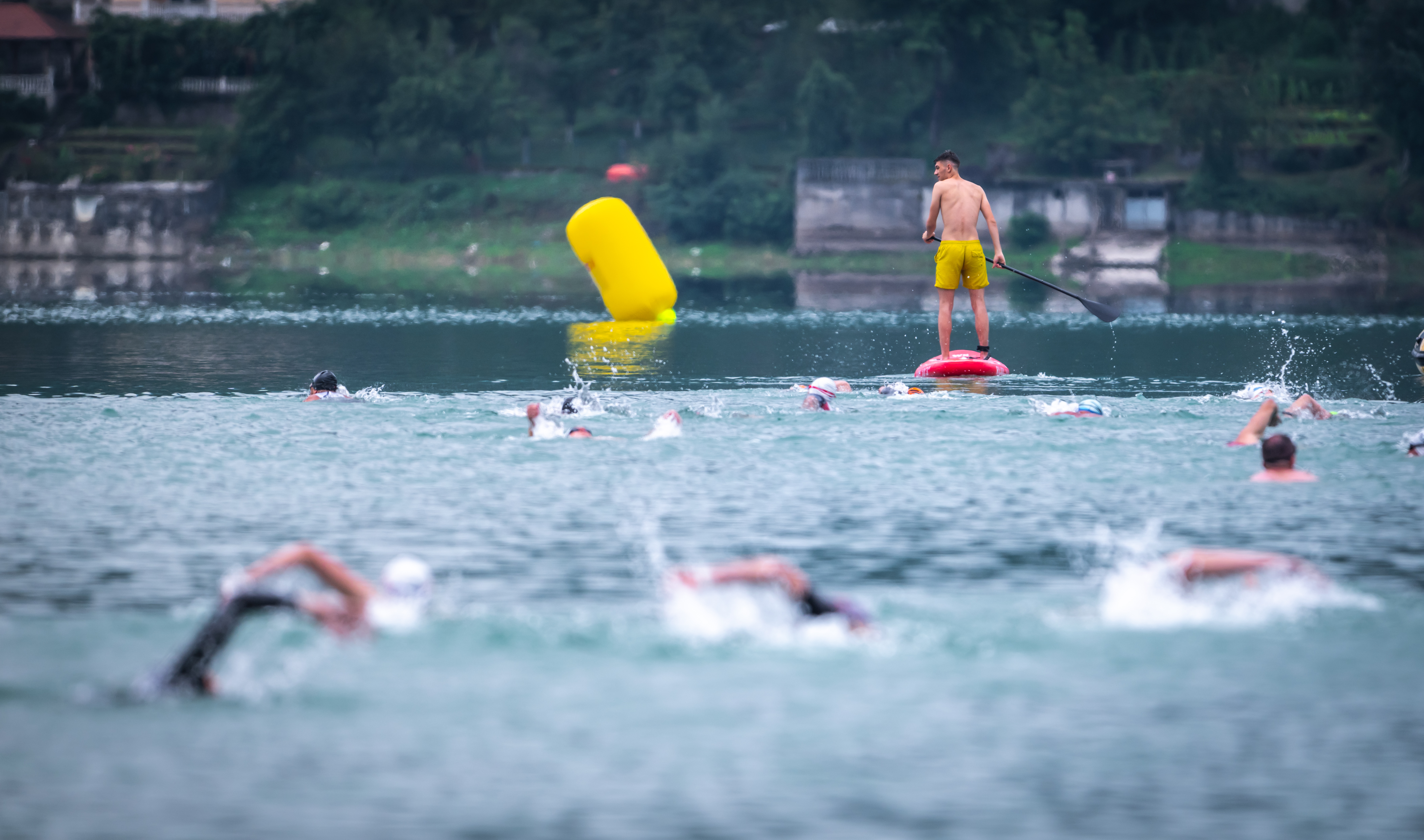 Triatlonci na startu Green Lake Triathlon 2024